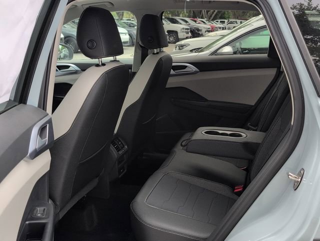Used 2025 Volkswagen Taos SE w/ Panoramic Sunroof Package image 8