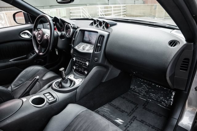 Used 2009 Nissan 370Z Touring RWD image 27