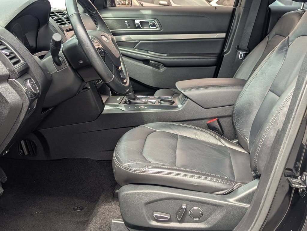 Used 2018 Ford Explorer XLT w/ Equipment Group 202A FWD image 11