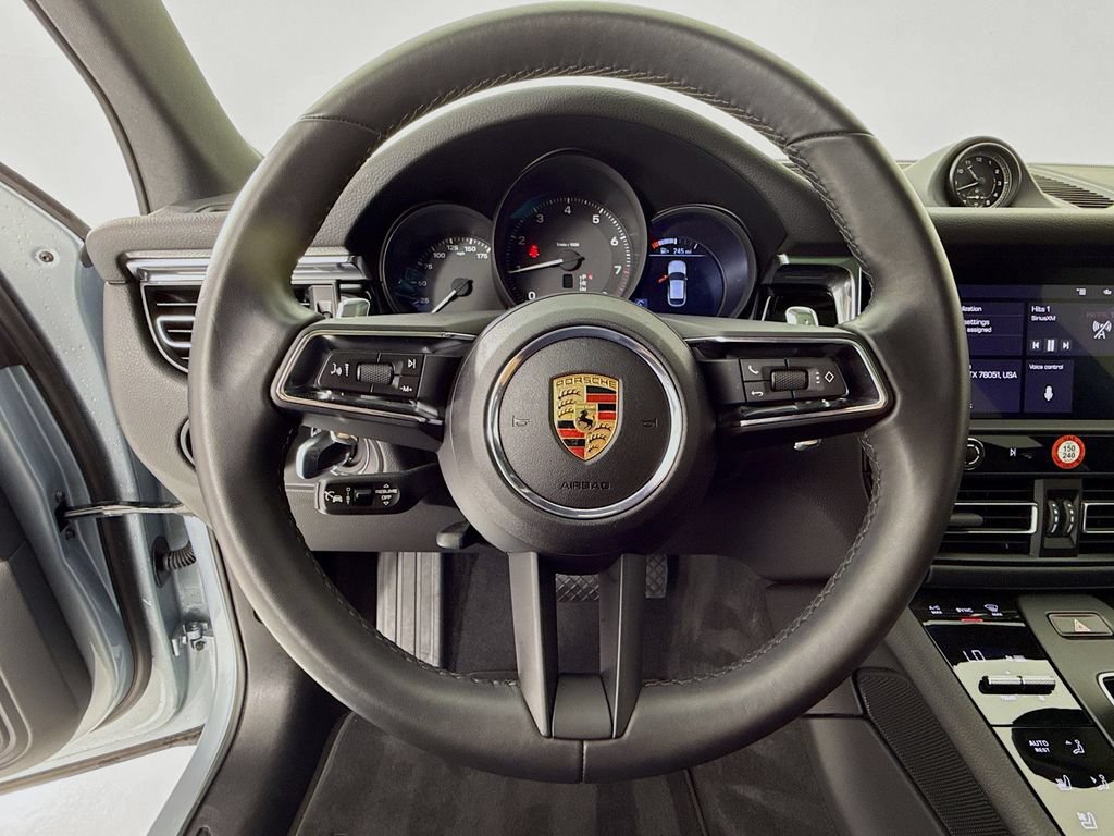Certified 2025 Porsche Macan AWD/4WD image 16