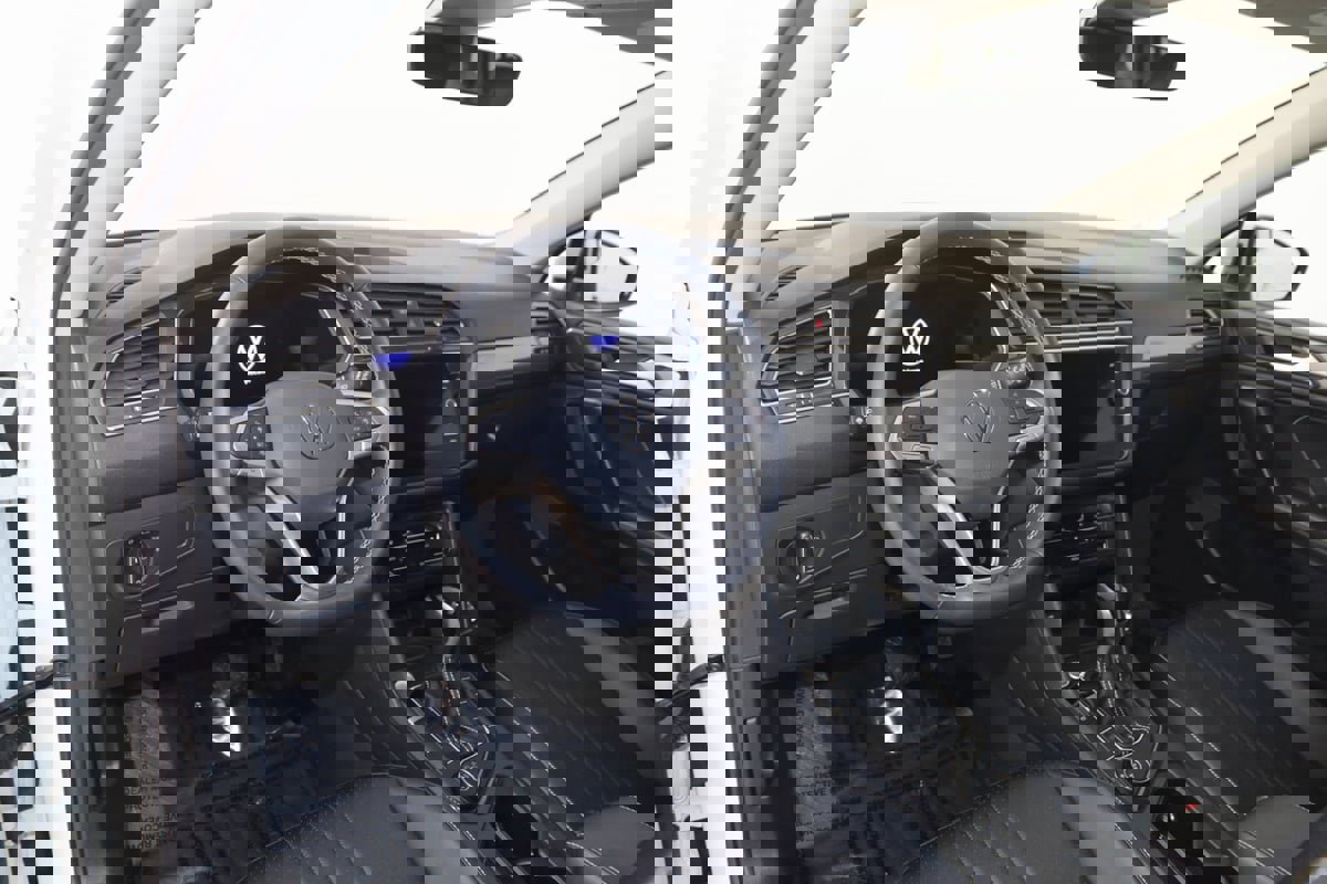 Used 2024 Volkswagen Tiguan SE image 26