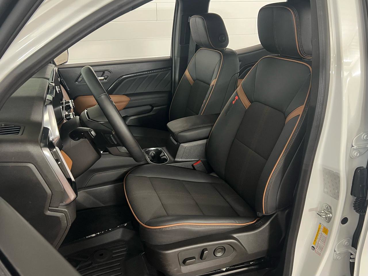 Used 2024 GMC Canyon AT4 w/ Technology Package image 14