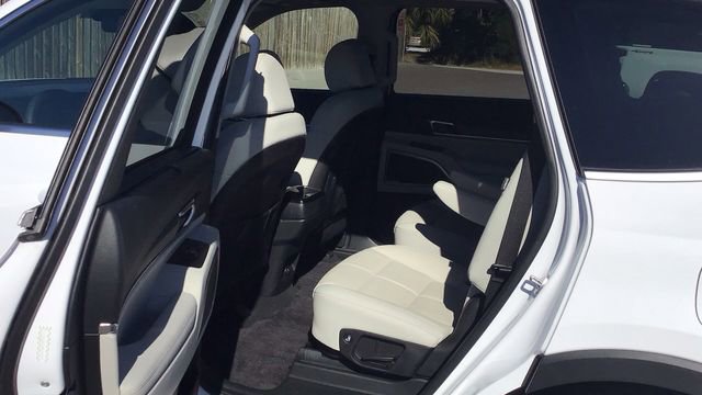 Used 2024 Kia Telluride EX w/ EX Captain's Chair Package image 12