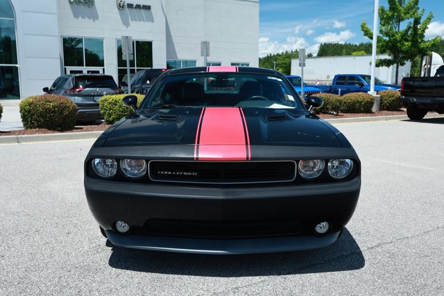 Used 2014 Dodge Challenger SXT RWD image 2