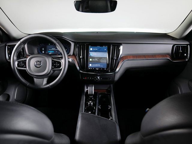 Used 2025 Volvo V60 B5 Cross Country Plus image 9