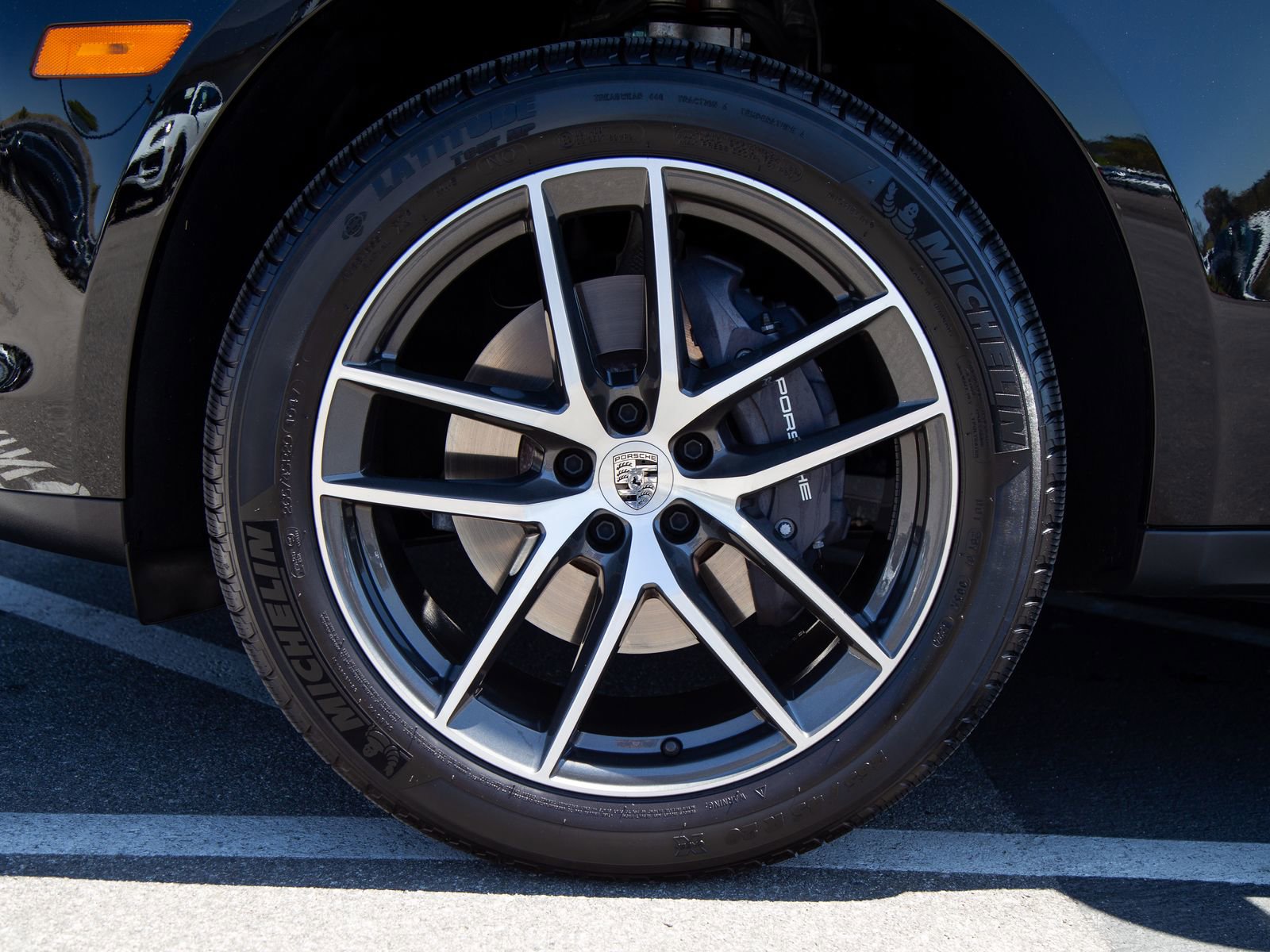 Certified 2025 Porsche Macan AWD/4WD image 12