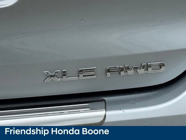 Used 2020 Toyota Highlander XLE AWD/4WD image 13