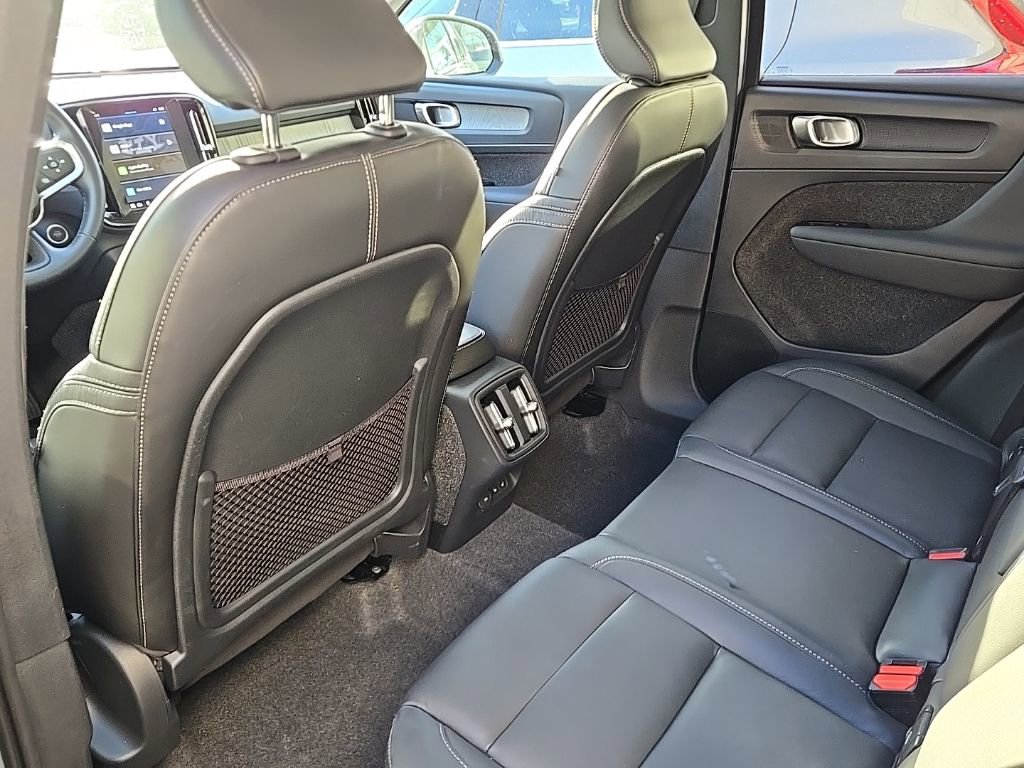 Certified 2025 Volvo XC40 B5 Core image 9