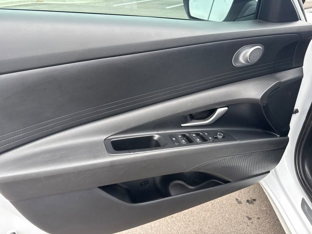 Used 2025 Hyundai Elantra SE image 12