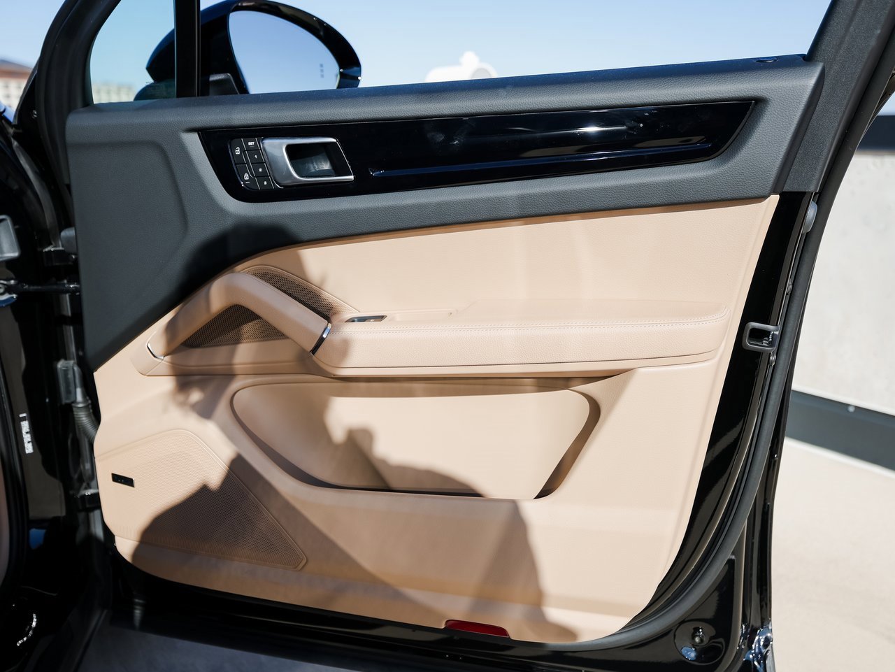 Certified 2023 Porsche Cayenne Platinum Edition image 26