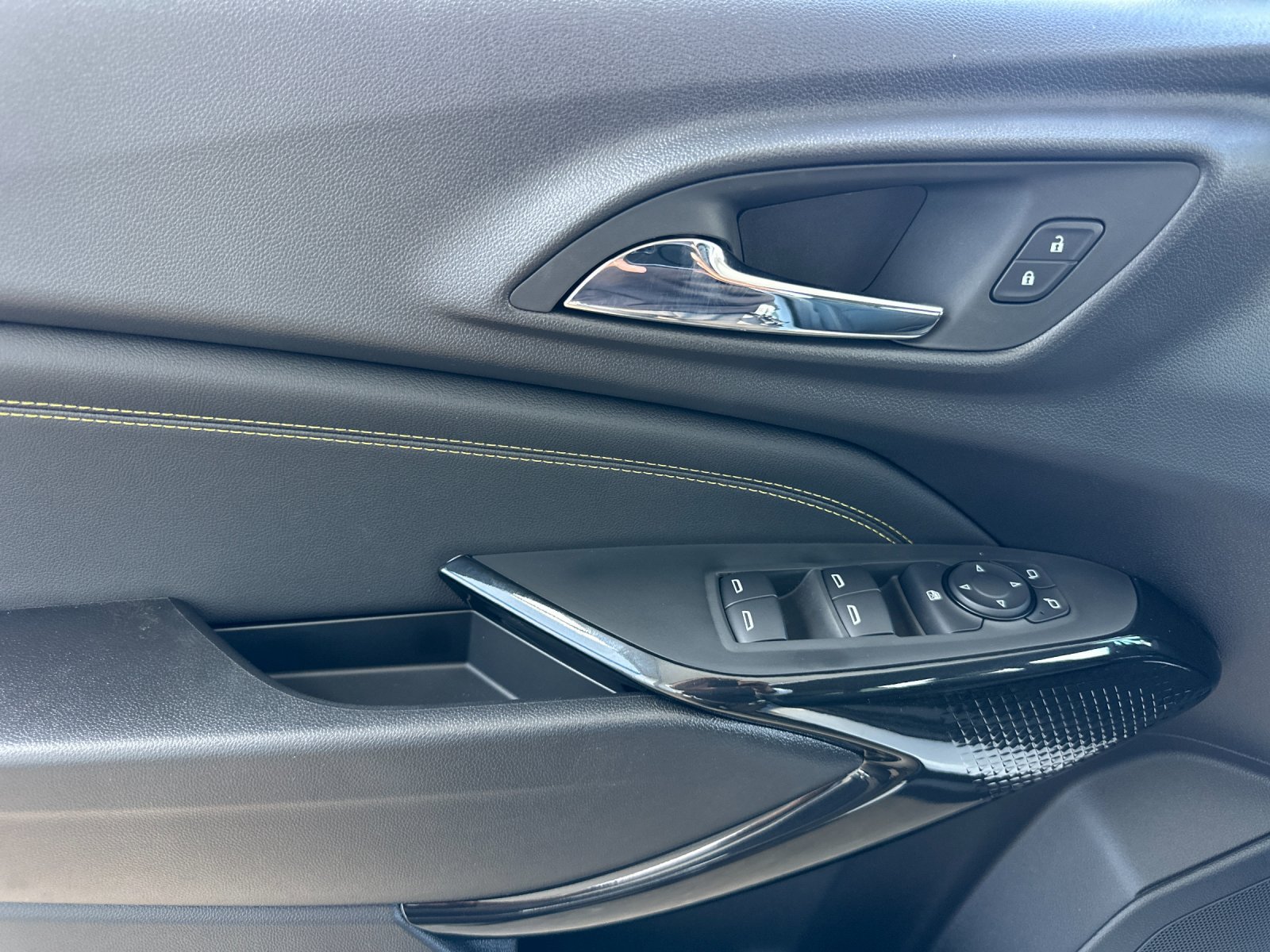 New 2026 Chevrolet Trax LT w/ LT Convenience Package FWD image 11