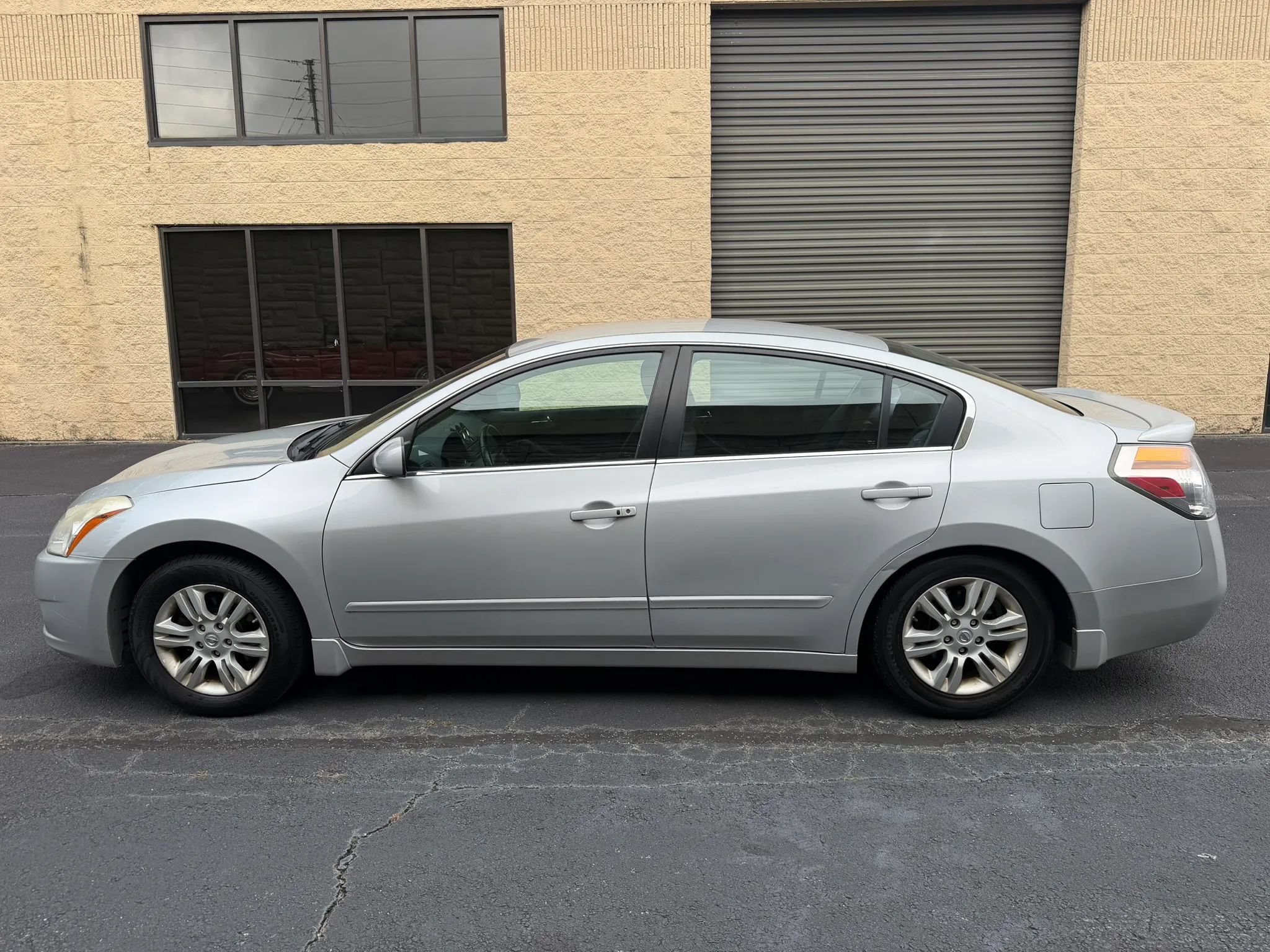Used 2011 Nissan Altima 2.5 S w/ Special Edition Pkg FWD image 3