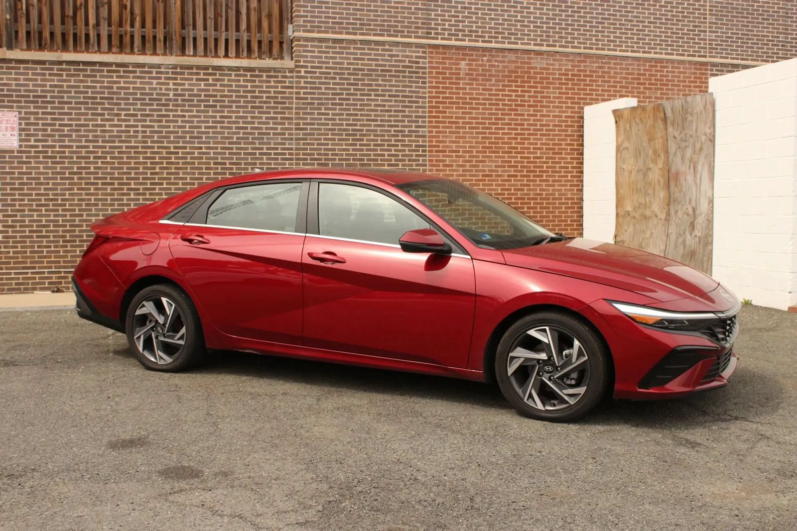 Used 2025 Hyundai Elantra Limited FWD image 2
