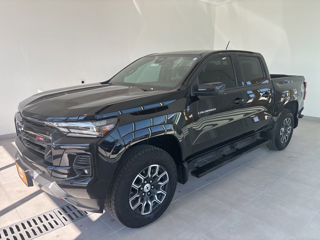 Used 2024 Chevrolet Colorado Z71 w/ Z71 Convenience Package 2