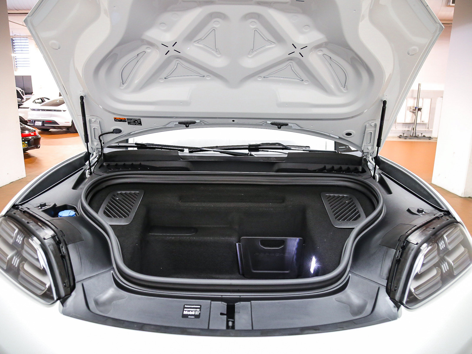 Certified 2025 Porsche Macan 4S Electric AWD/4WD image 31