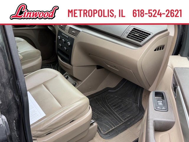 Used 2012 Volkswagen Routan SE image 6