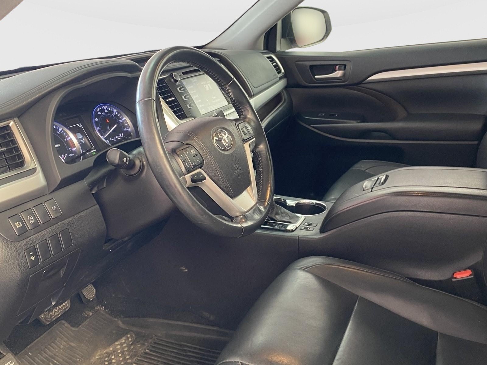Used 2017 Toyota Highlander XLE AWD/4WD image 23