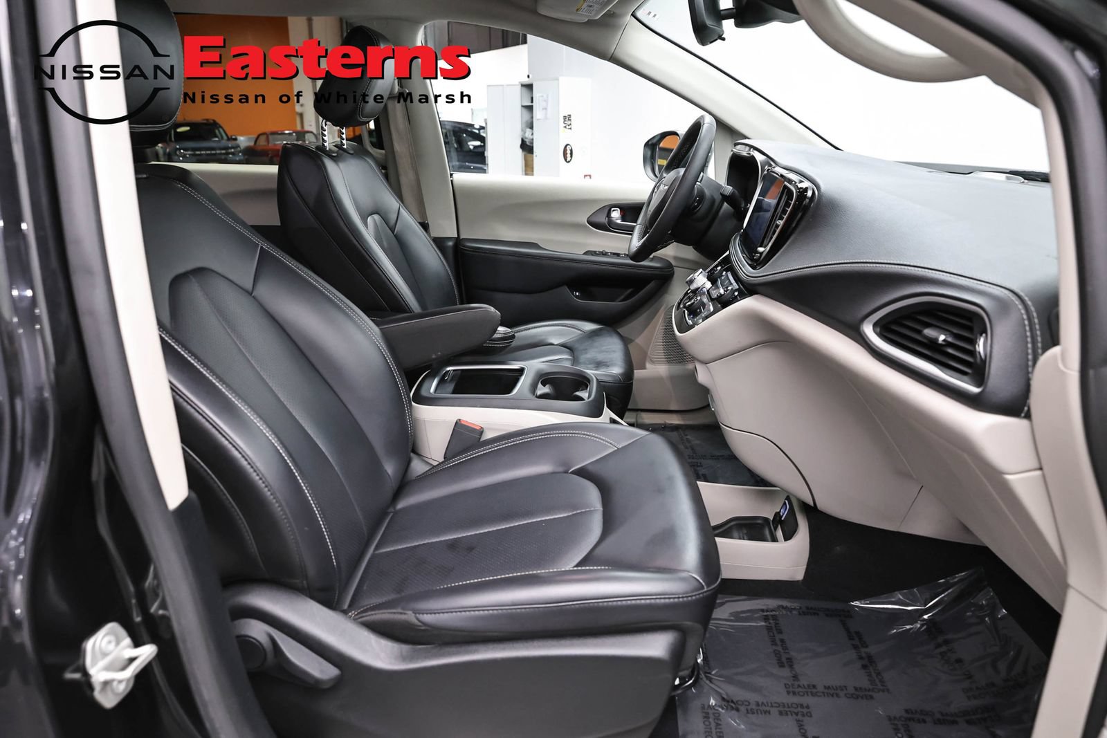 Used 2023 Chrysler Pacifica Touring-L FWD image 23