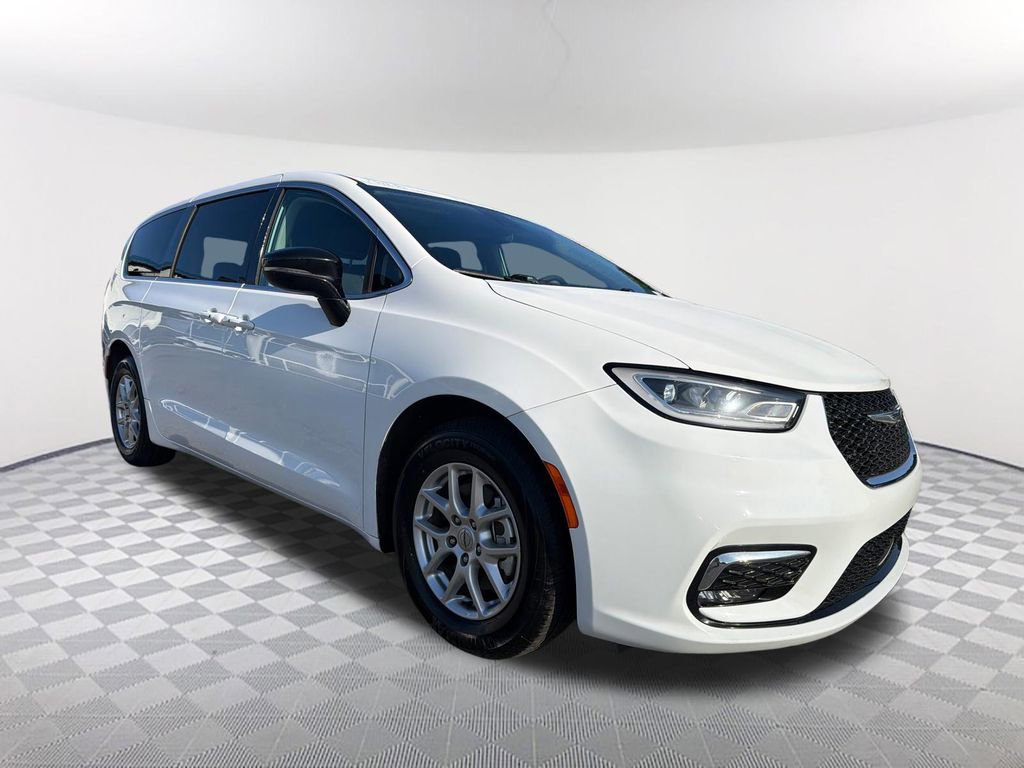 Used 2024 Chrysler Pacifica Touring-L FWD image 3