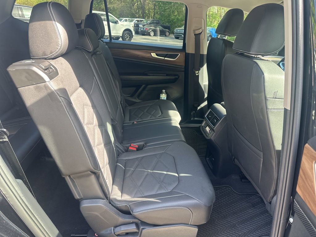 Used 2025 Volkswagen Atlas SE image 16