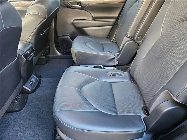 Used 2021 Toyota Highlander Limited image 18