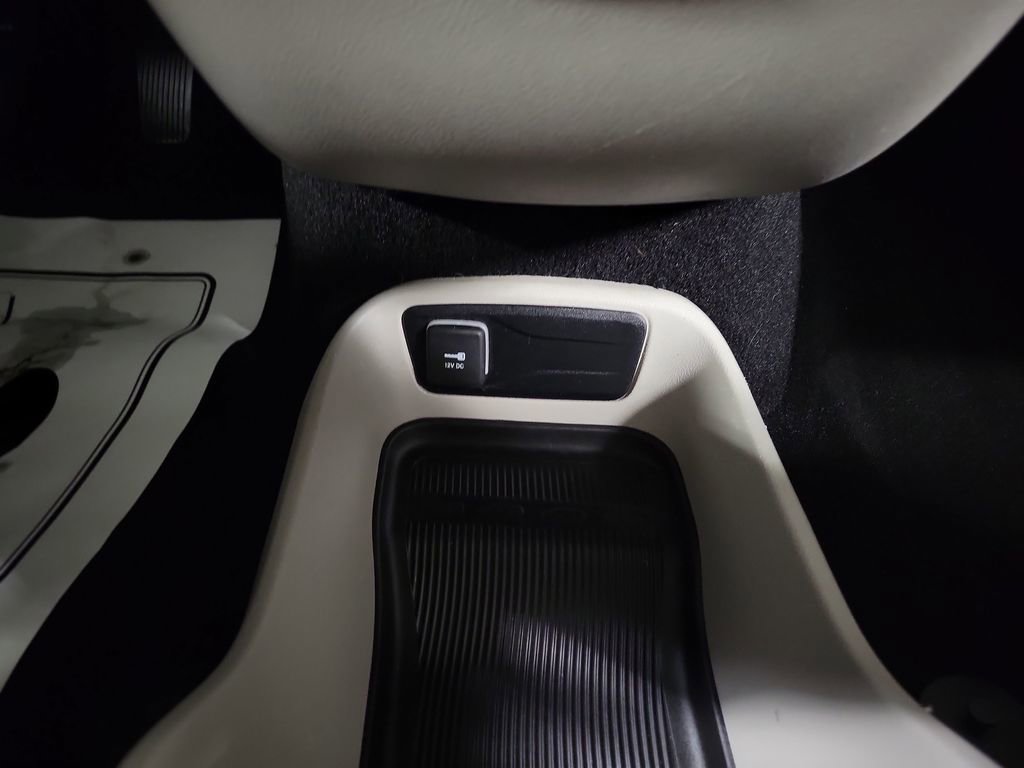 Used 2020 Chrysler Voyager L image 16