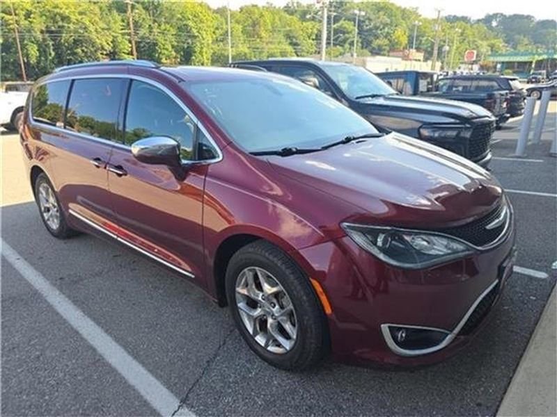 Used 2017 Chrysler Pacifica Limited image 2