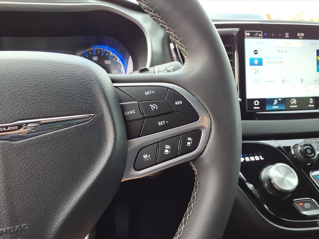 Certified 2025 Chrysler Pacifica Select FWD image 15