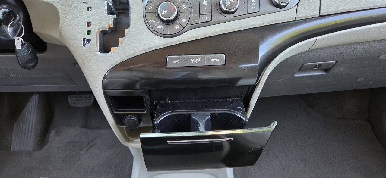 Used 2011 Toyota Sienna LE FWD image 31