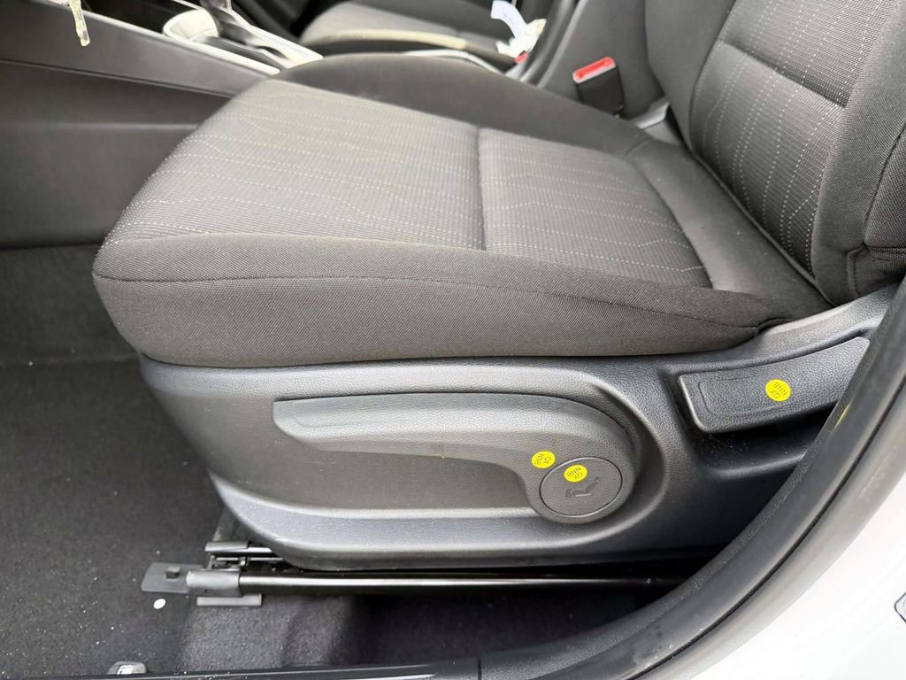 Certified 2025 Hyundai Venue SE image 13