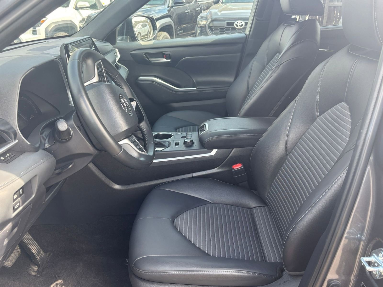 Used 2025 Toyota Highlander XSE AWD/4WD image 24