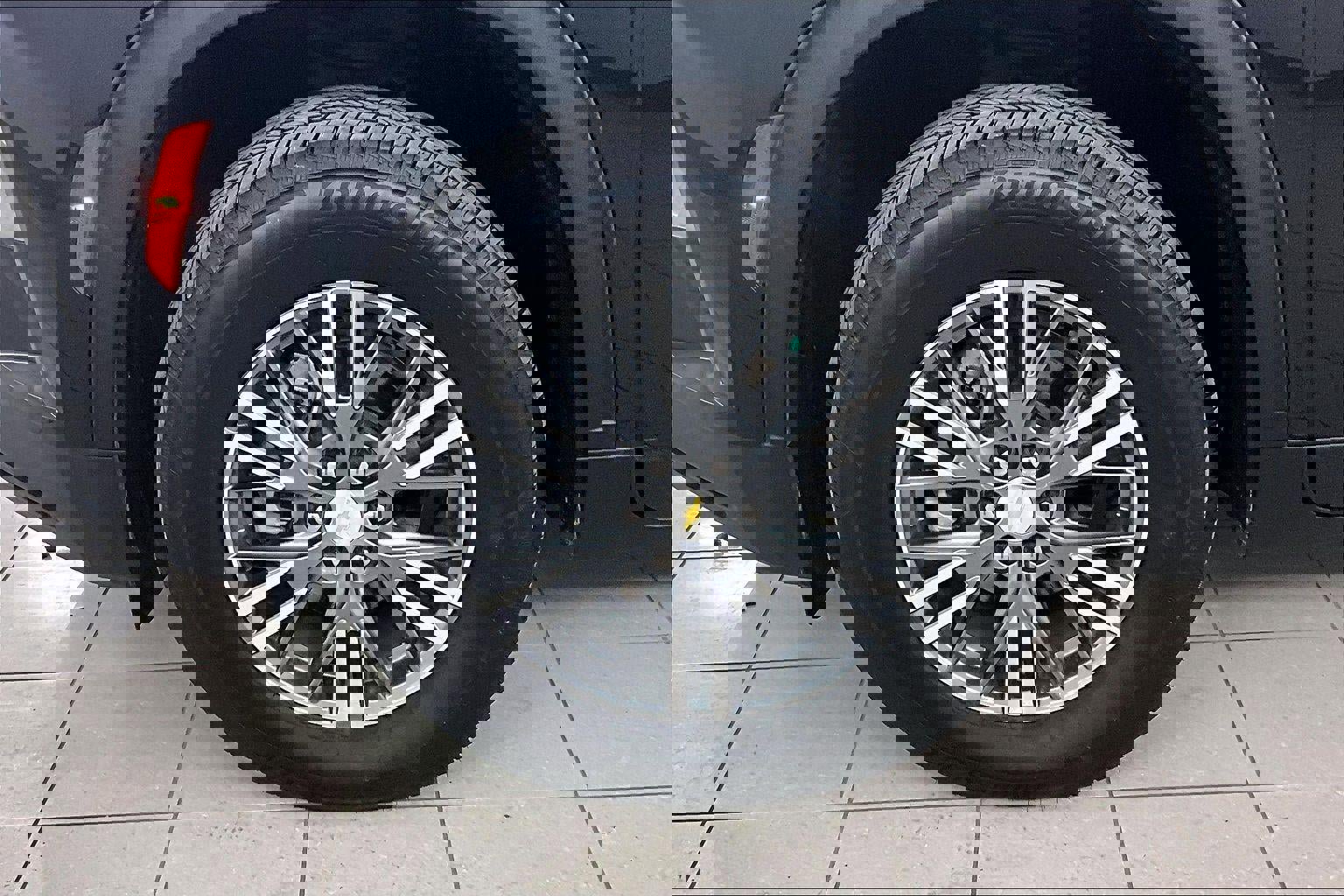 Used 2025 Chevrolet Traverse LT image 35