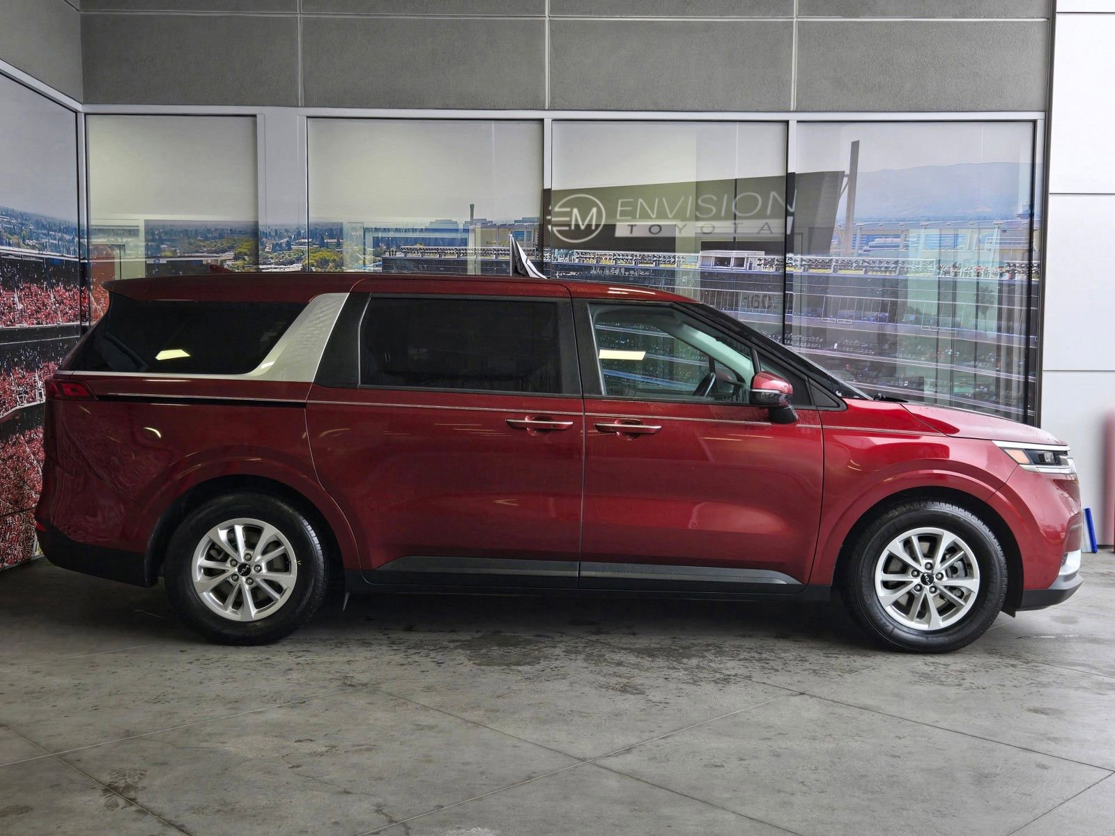 Used 2024 Kia Carnival LX image 4