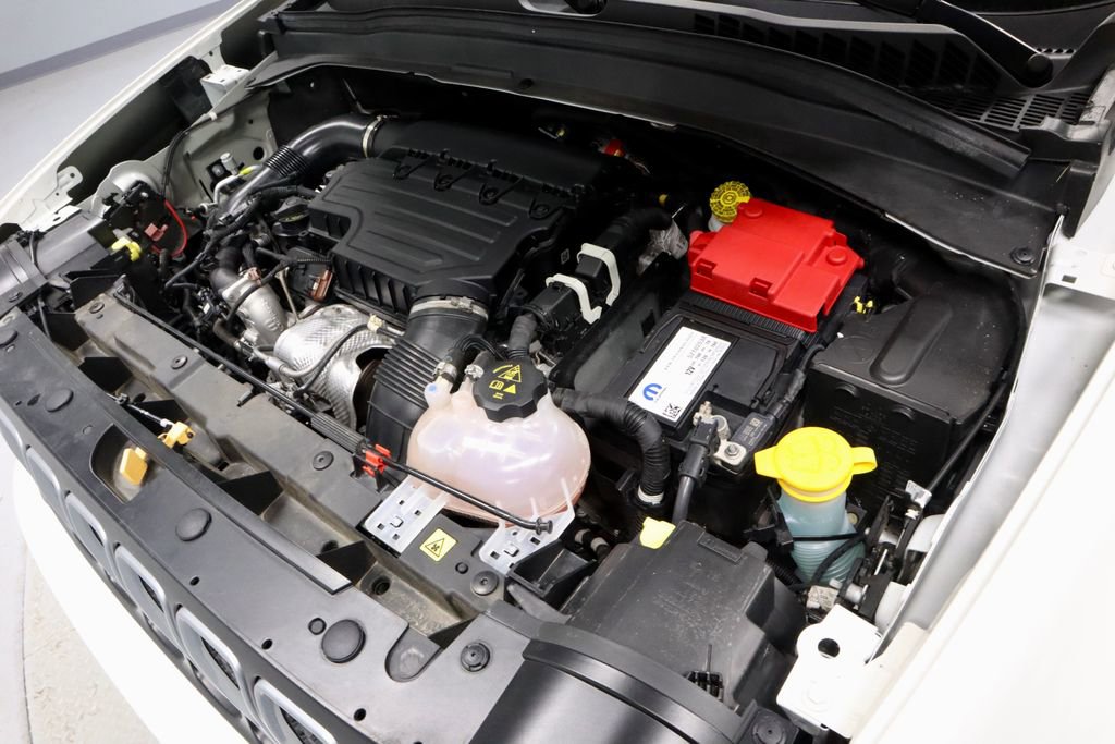 Used 2023 Jeep Renegade Latitude w/ Sun & Fun Group image 17