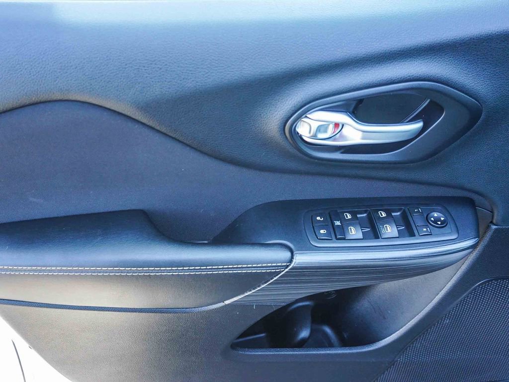 Used 2015 Jeep Cherokee Latitude FWD image 19