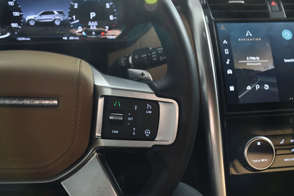 Used 2024 Land Rover Discovery Metropolitan Edition image 30