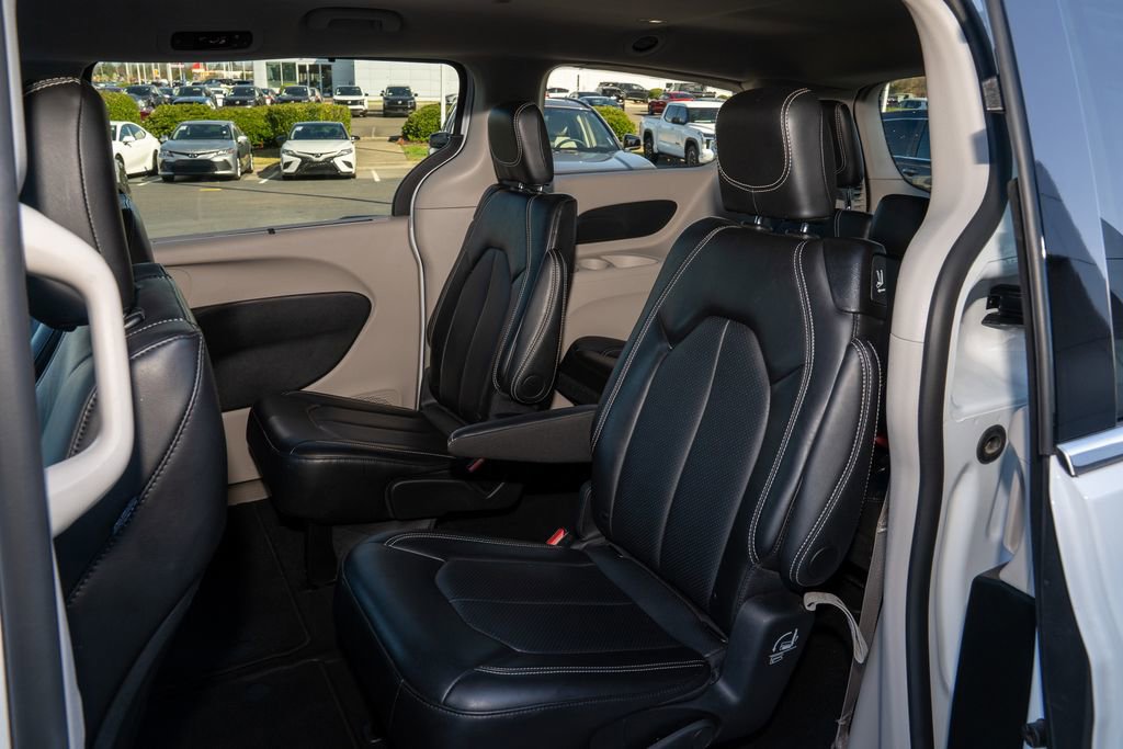Used 2024 Chrysler Pacifica Touring-L image 7