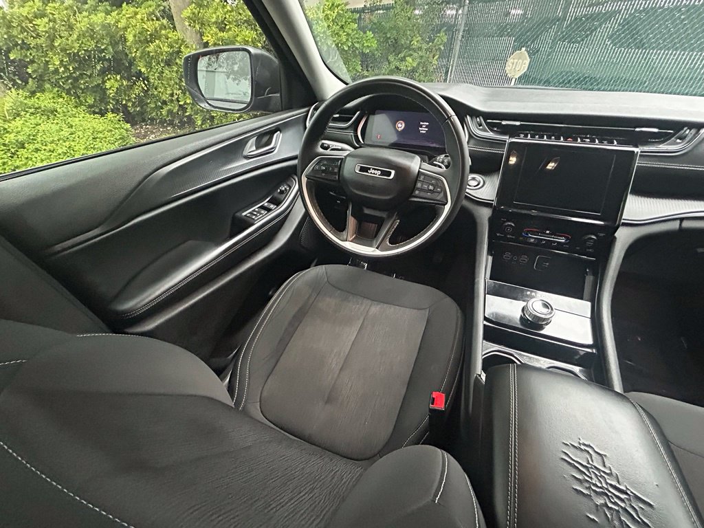 Used 2023 Jeep Grand Cherokee Laredo AWD/4WD image 9
