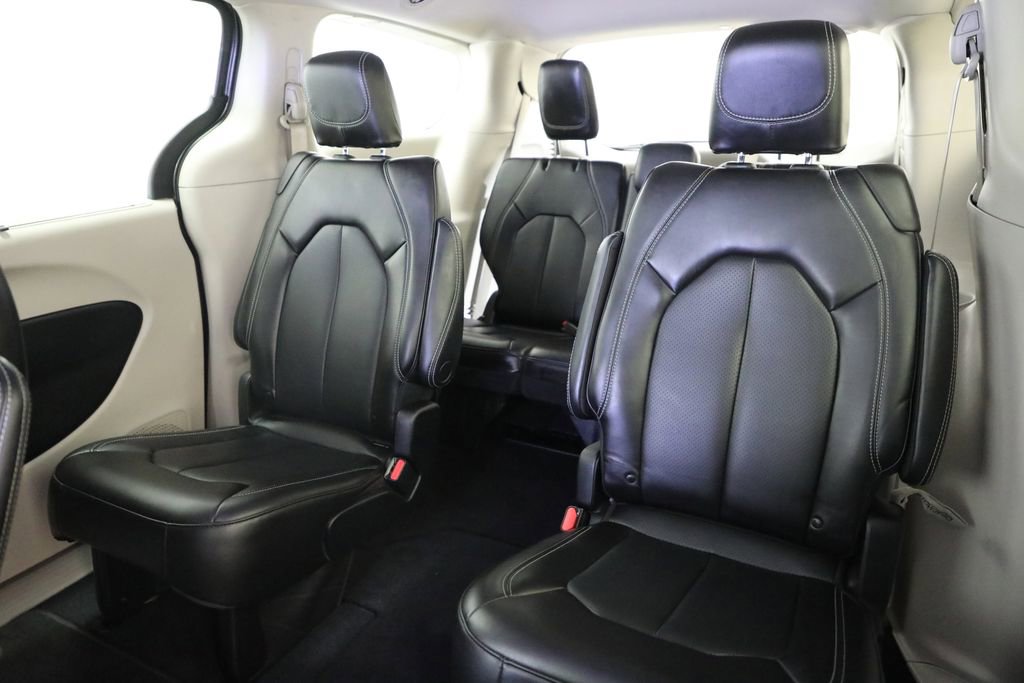 Used 2023 Chrysler Pacifica Touring-L FWD image 7