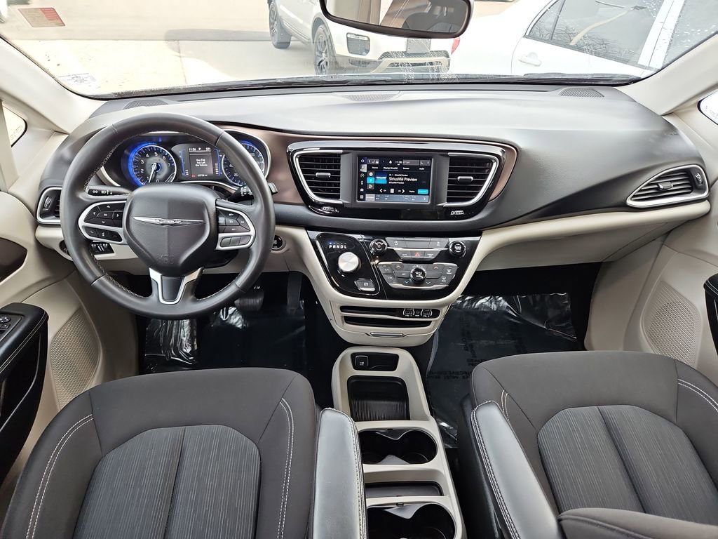 Used 2023 Chrysler Voyager LX image 9