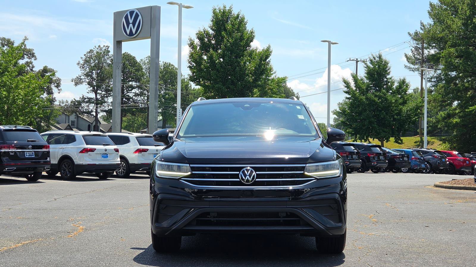 Certified 2023 Volkswagen Tiguan SE w/ Panoramic Sunroof Package FWD image 8