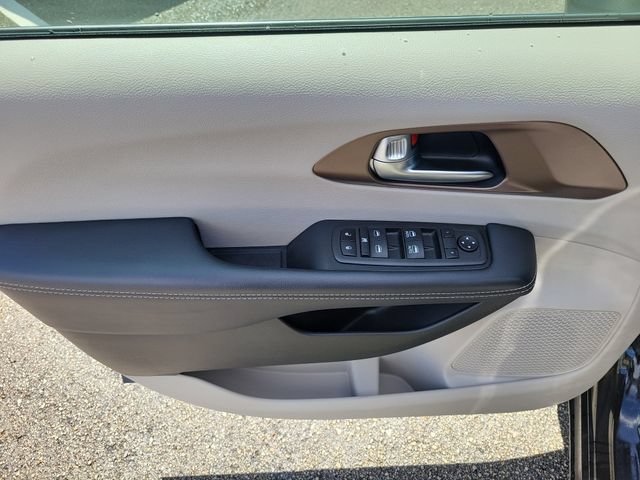 Used 2023 Chrysler Voyager LX FWD image 16