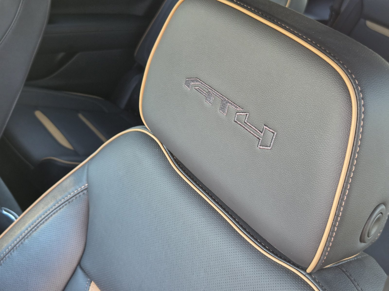 Used 2024 GMC Yukon AT4 AWD/4WD image 15