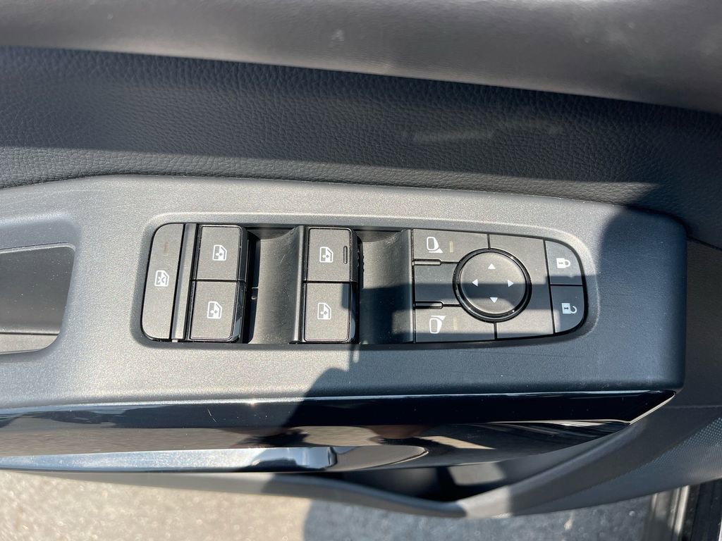 Used 2024 Nissan Pathfinder SV image 27