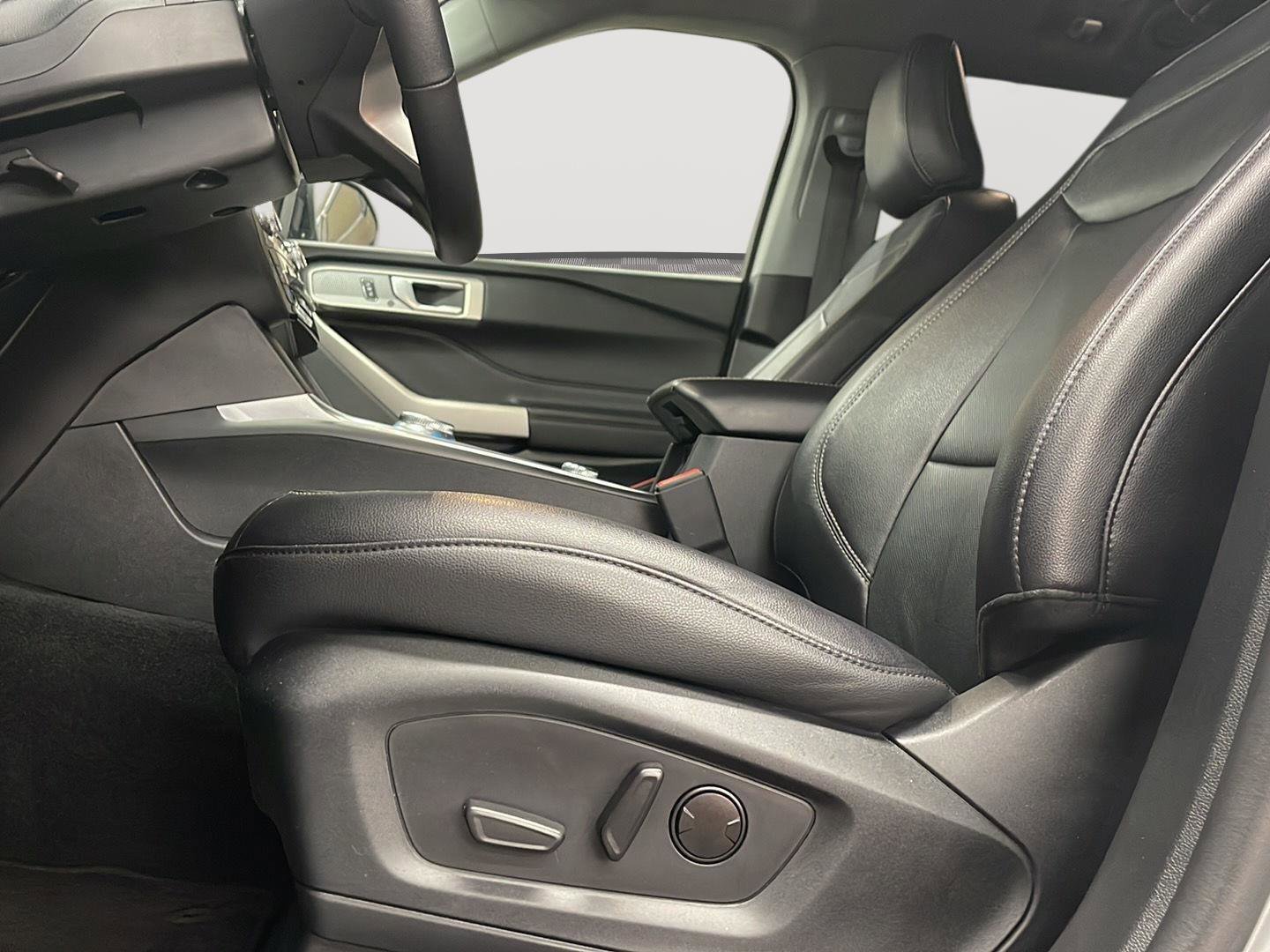 Used 2023 Ford Explorer Limited image 13