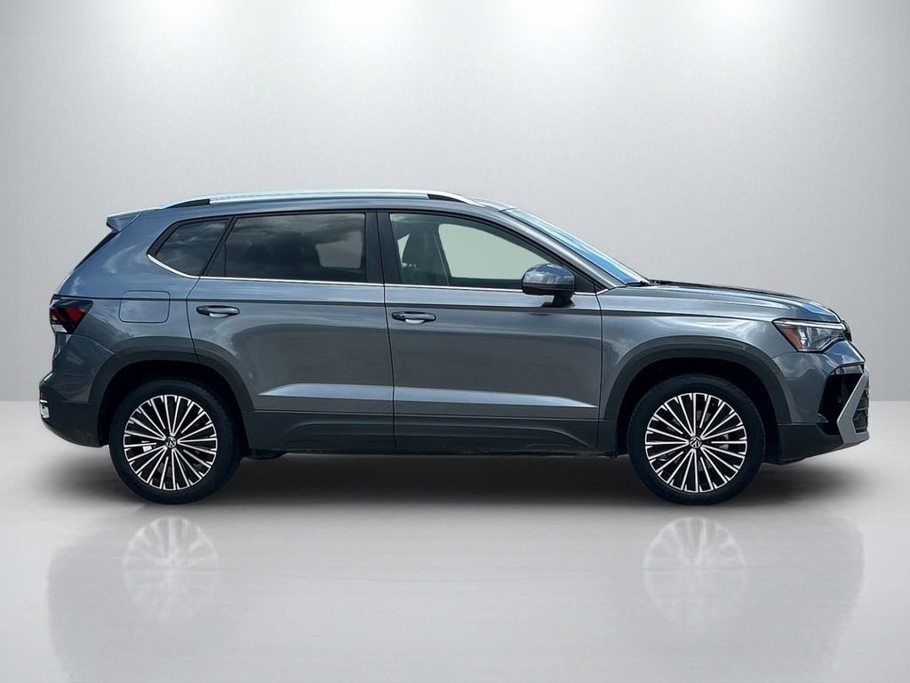 Used 2025 Volkswagen Taos SE FWD image 4