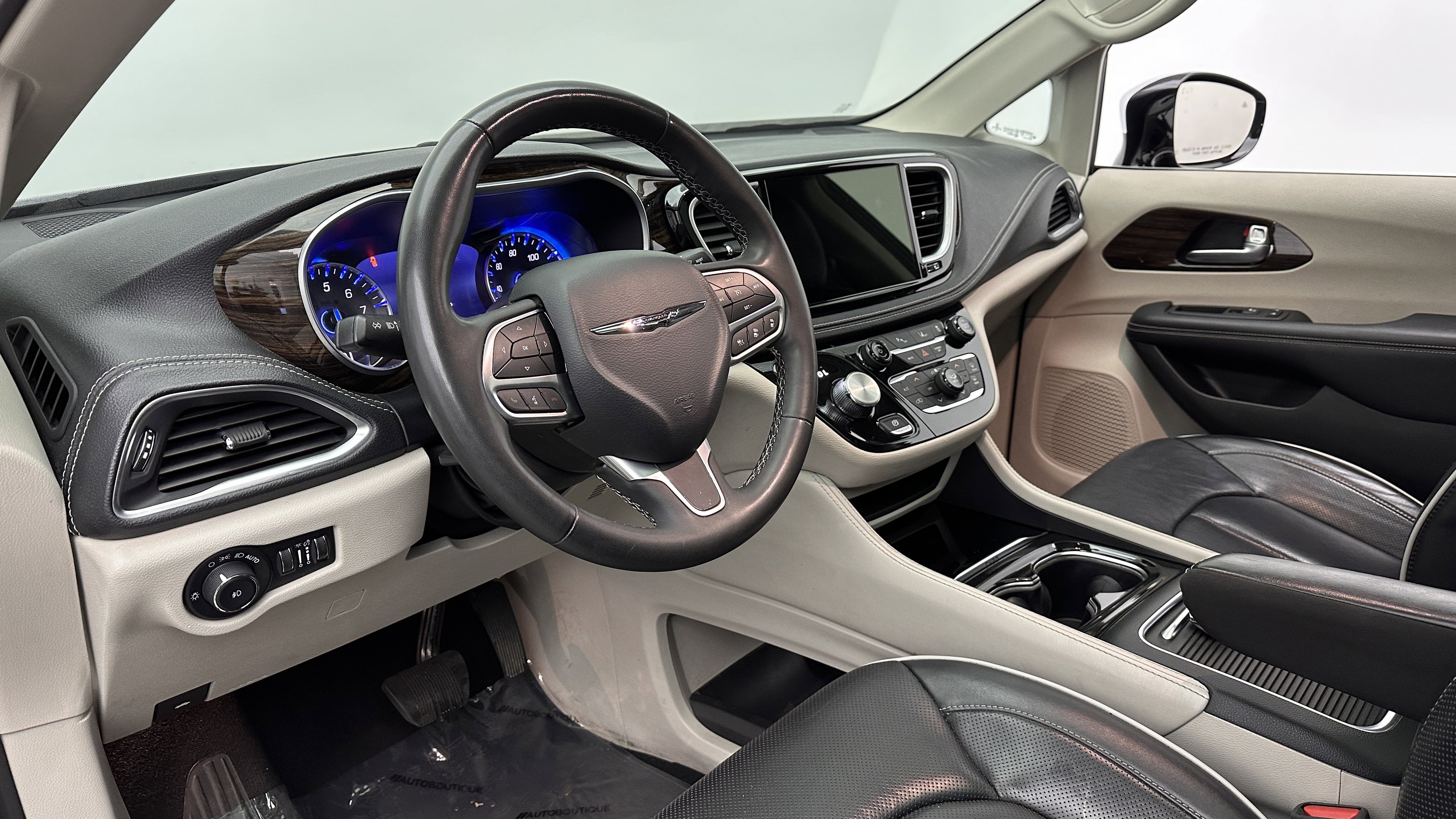 Used 2023 Chrysler Pacifica Limited image 12