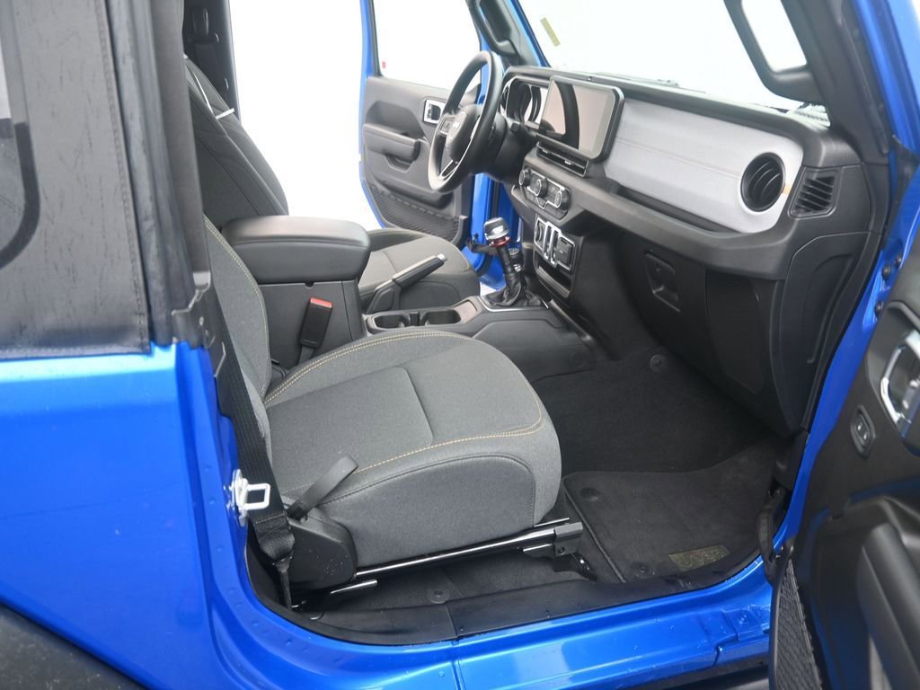 Used 2025 Jeep Wrangler Sport image 14