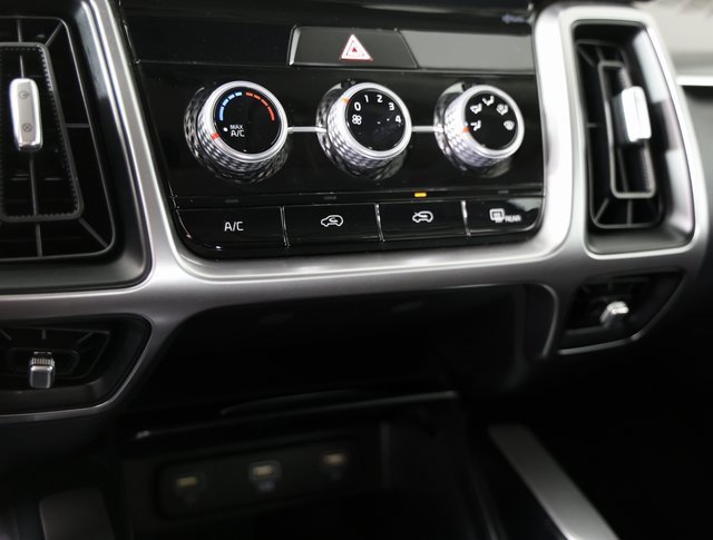 Used 2023 Kia Sorento LX image 16