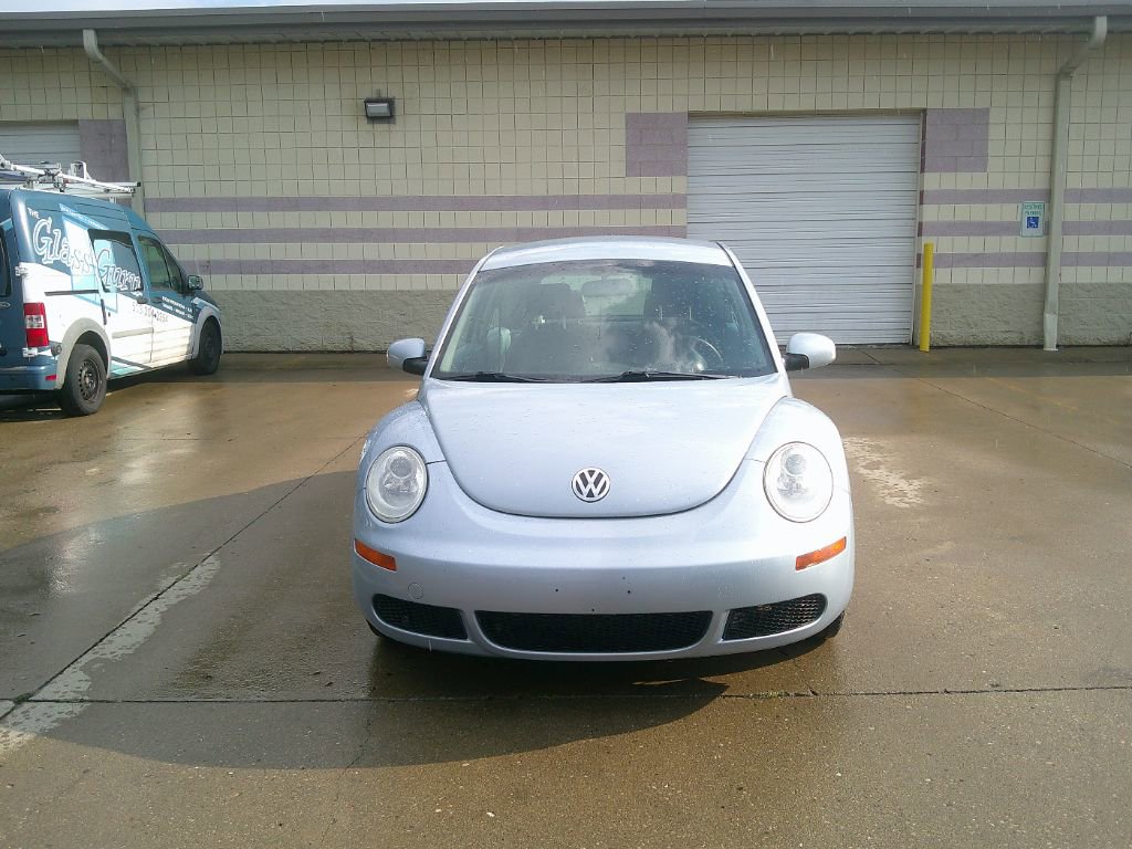 Used 2010 Volkswagen Beetle Coupe FWD image 2